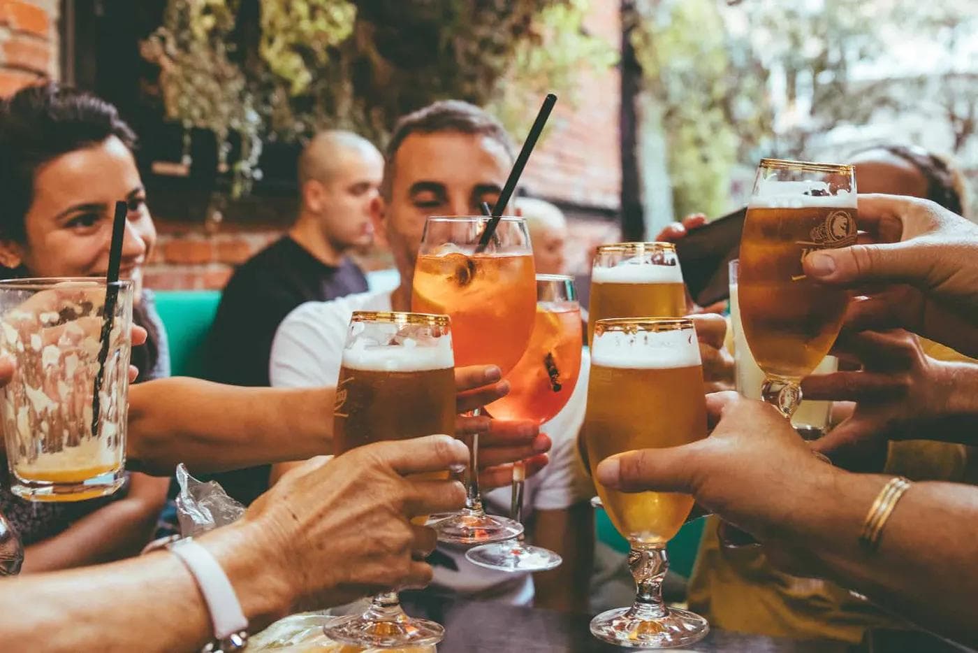 Encuentro con amigos en un bar del barrio