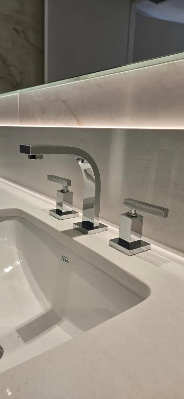Baño con griferías y bacha de diseño
