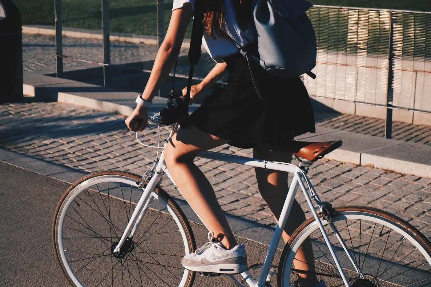 Recorriendo el barrio en bicicleta al atardecer