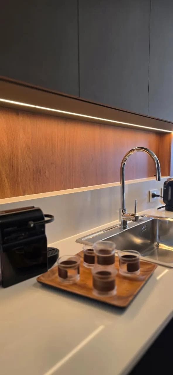 Cocina con grifería monocomando e iluminación LED