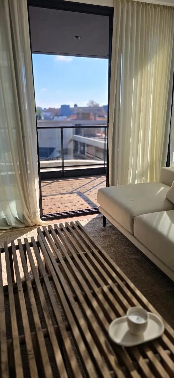 Ventanal de piso a techo con aberturas REHAU