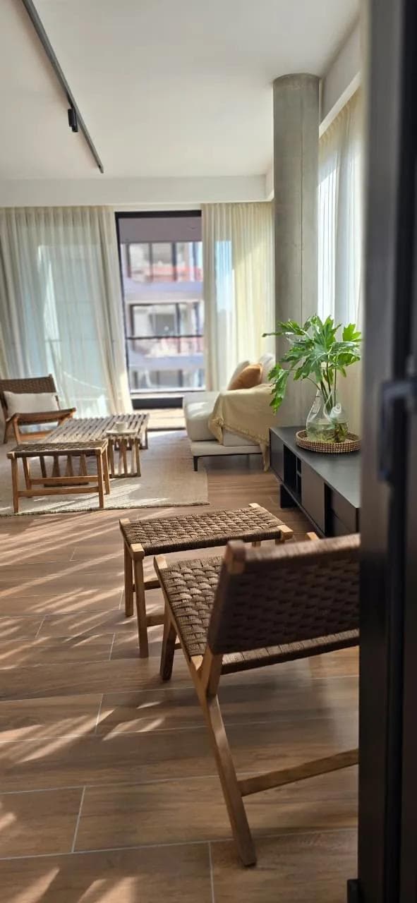 Living con ventanales REHAU y máxima entrada de luz